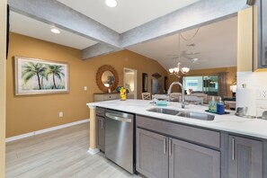 ثلاجة، ميكروويف، فرن، موقد طهي مسطح