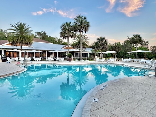 HOT TUB & POOL TABLE The Coconut Lounge - Newly Renovated 3/2 in The Village of DeSoto