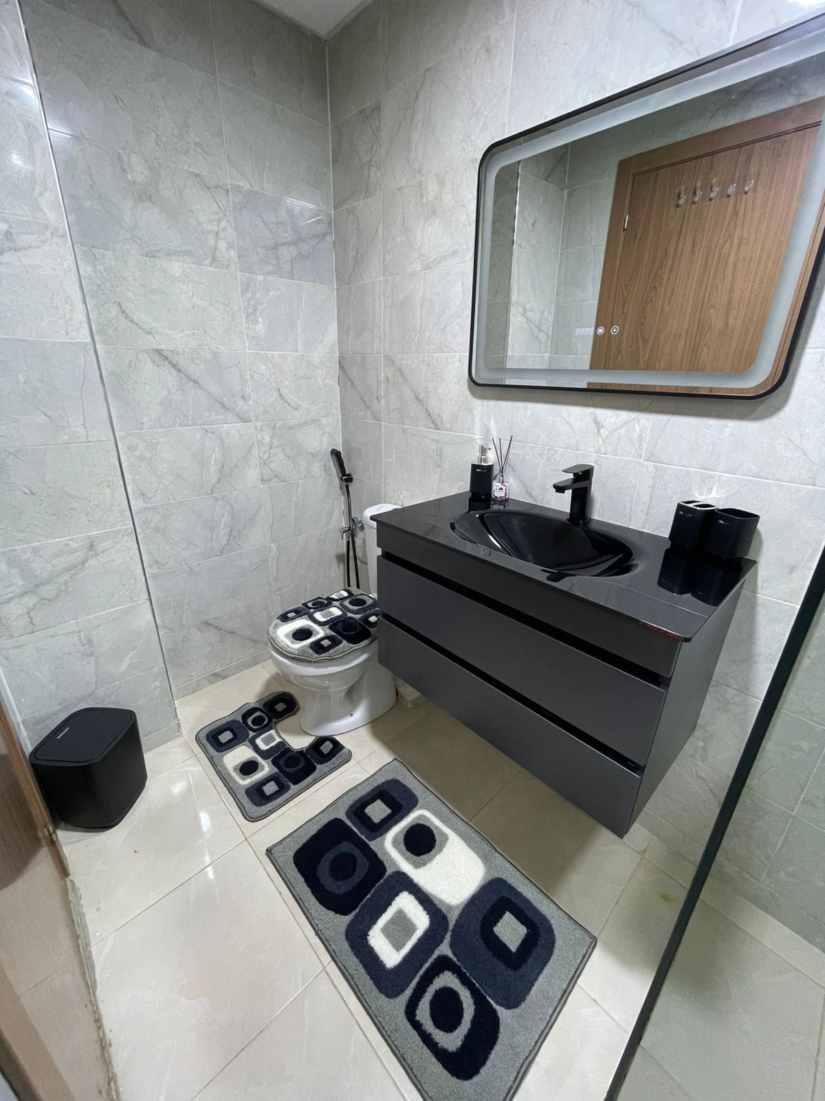 Pyyhkeet, saippua, vessapaperi