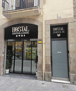 Front of property - Central and Basic Drassanes (Barcelona)