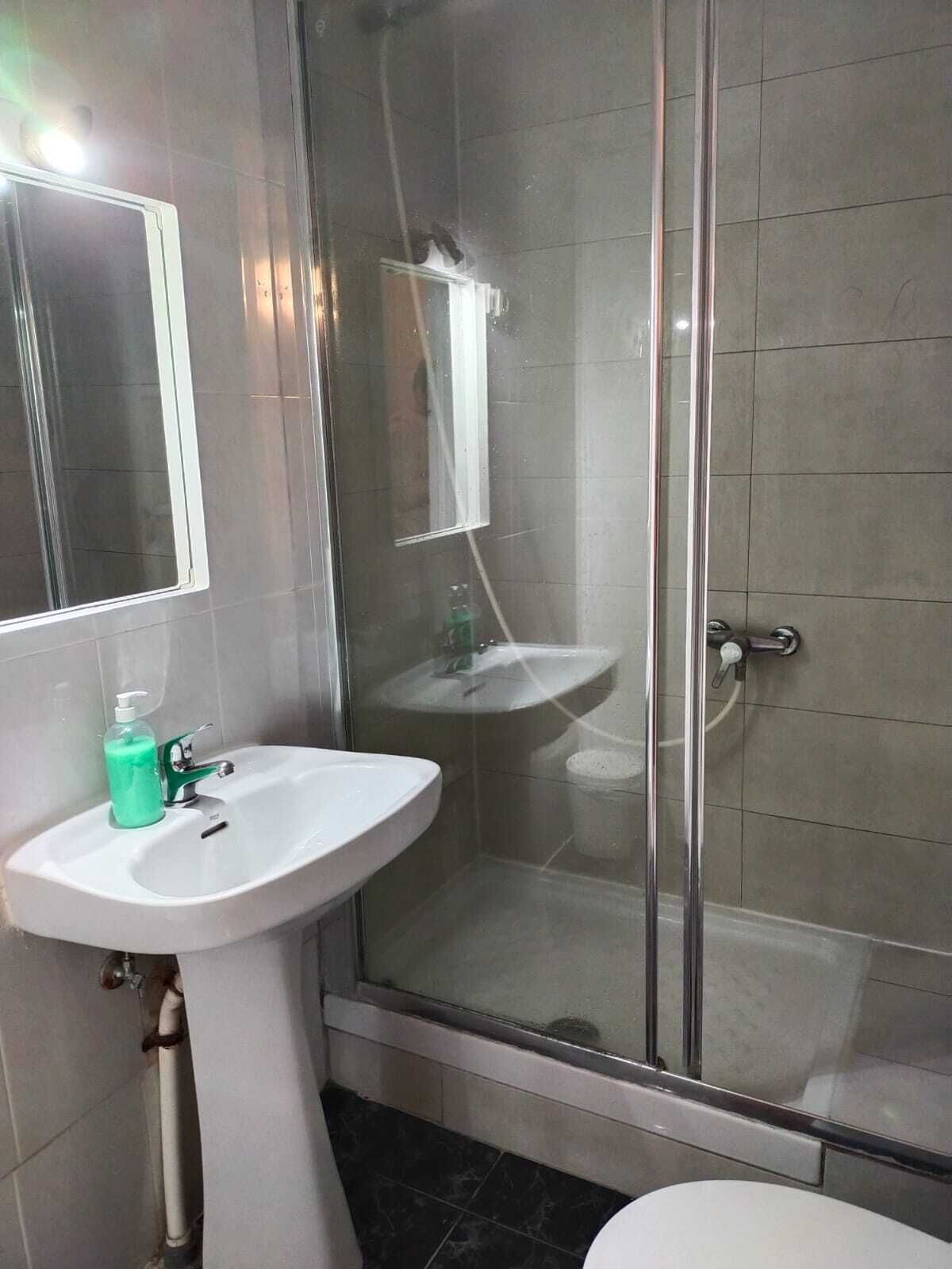 Hårtork, handdukar, tvål och schampo