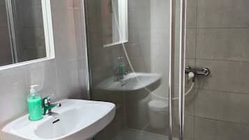 Hårtork, handdukar, tvål och schampo