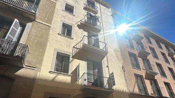 Un edificio con un letrero que dice "HOSTAL CENTRAL & BASIC" en la entrada.