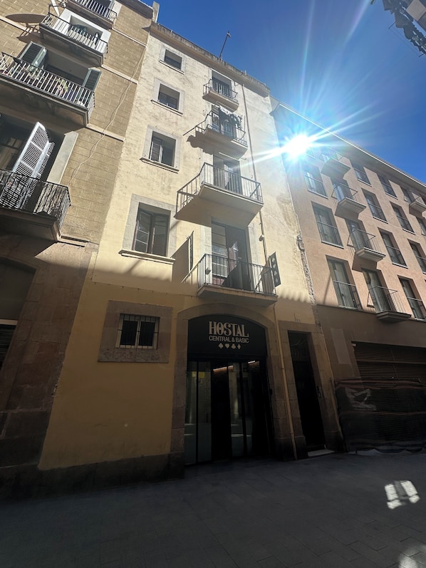 Front of property - Central and Basic Drassanes (Barcelona)