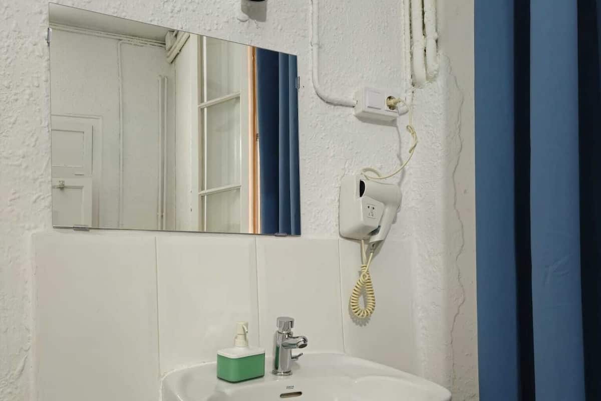 Eenvoudige tweepersoonskamer, uitzicht op stad | Gratis wifi