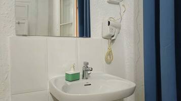 Eenvoudige tweepersoonskamer, uitzicht op de stad | Gratis wifi