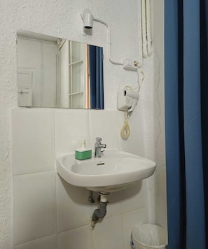 Eenvoudige tweepersoonskamer, uitzicht op stad | Gratis wifi