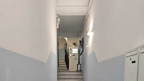 Una escalera estrecha con piso de baldosas que conduce a una plataforma.