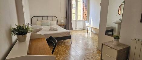 Chambre Standard double, balcon, vue sur la ville | Fer et planche Ă repasser, accĂšs au Wi-Fi (inclus), literie fournie