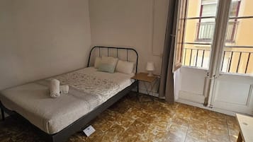Habitación estándar doble, balcón, vistas a la ciudad | Tabla de planchar con plancha, wifi gratis, ropa de cama