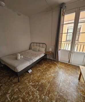 Standard Double Room, Balcony, City View | Iron/ironing board, free WiFi, bed sheets - Central and Basic Drassanes (Barcelona)