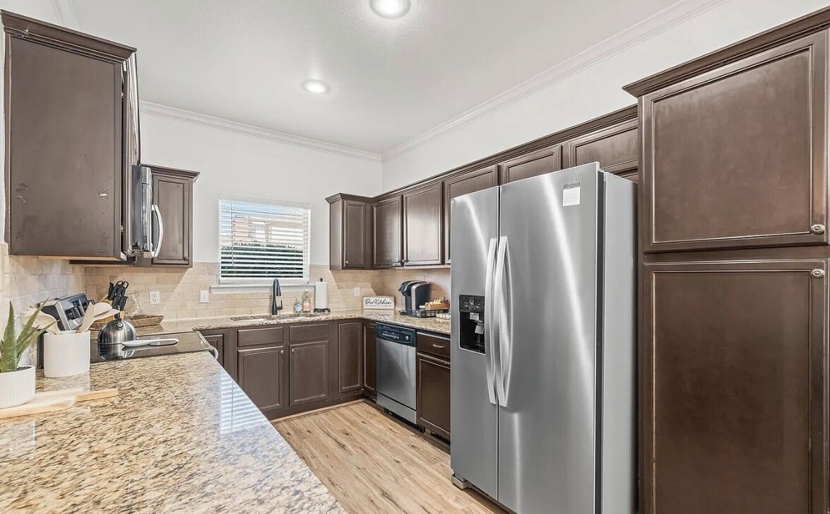 Een microgolfoven, een oven, een kookplaat, een vaatwasser