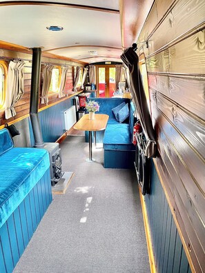 Interior - Pretty Narrowboat moored in Private Garden, (sleeps 4), Hanwell, West London. (London)