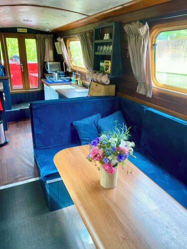 Pretty Narrowboat moored in Private Garden, (sleeps 4), Hanwell, West London.