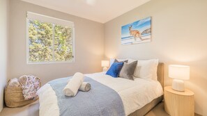 3 bedrooms, iron/ironing board, free WiFi, bed sheets - Sunset Towers 11, 25 Donald St - stunning water views, air con, Wi-Fi and Linen provided (Nelson Bay)