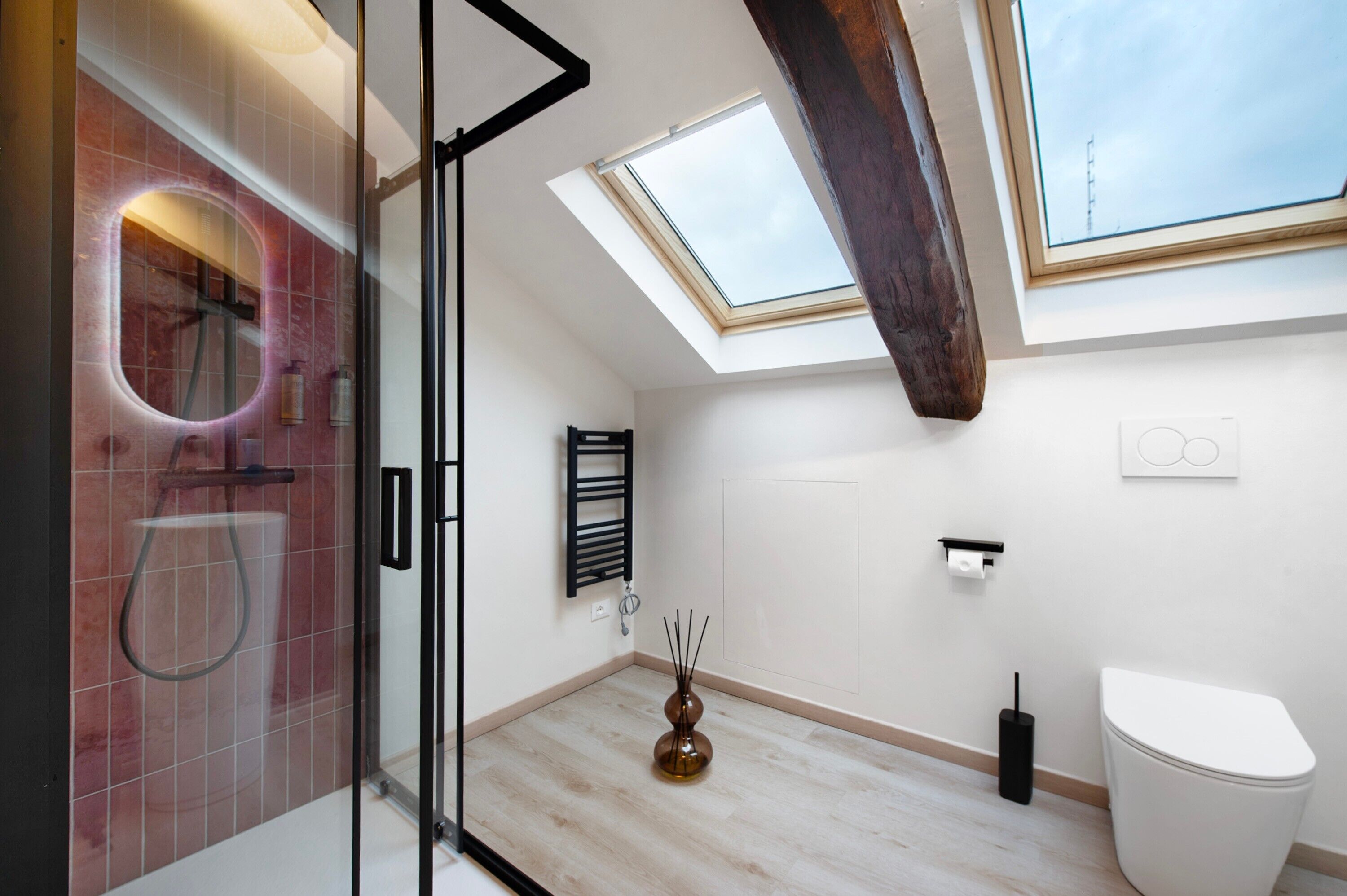 Douche, articles de toilette gratuits, sèche-cheveux