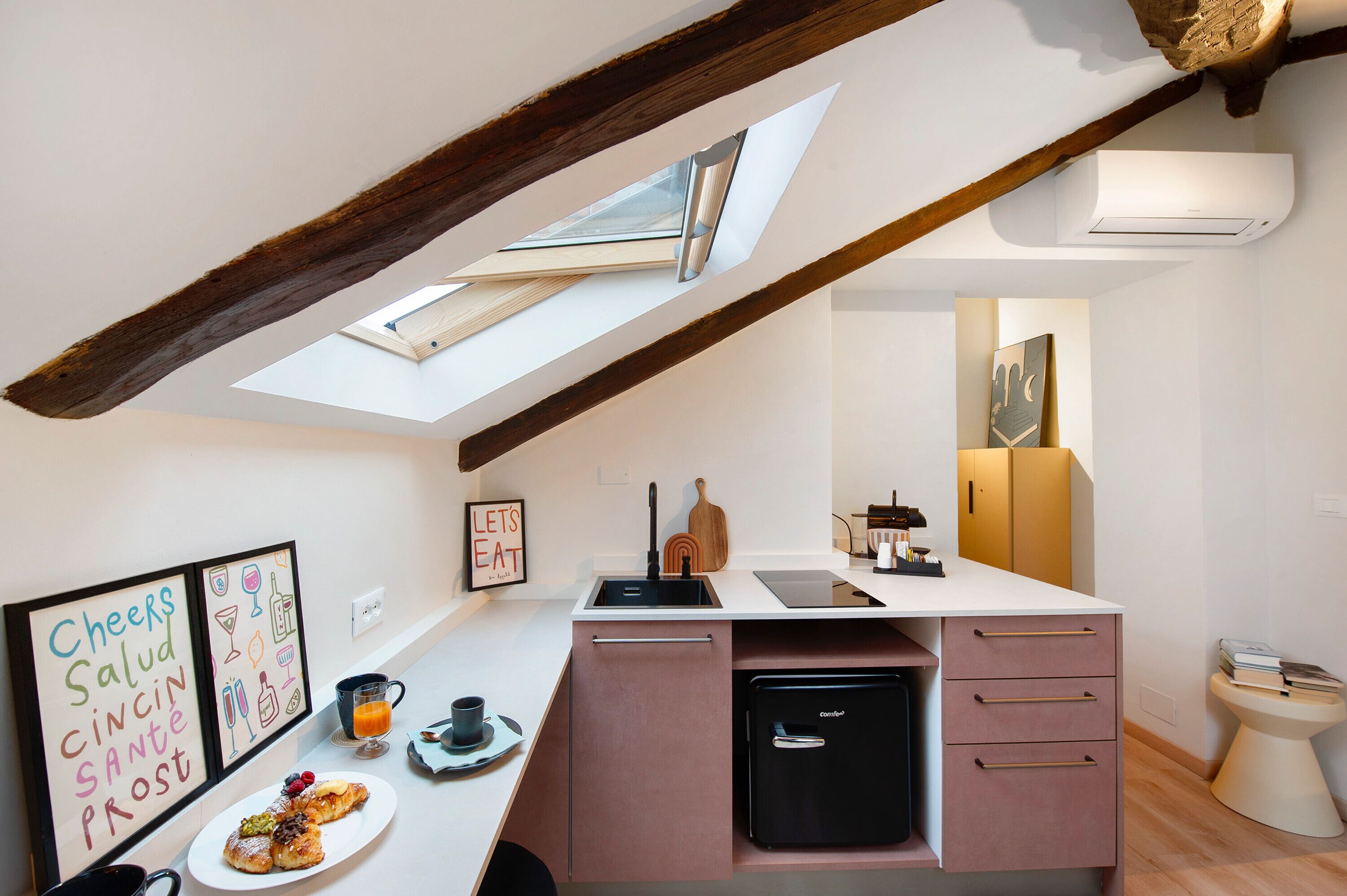 Réfrigérateur, plaque de cuisson, cafetière/bouilloire