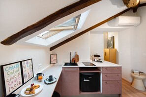 Frigorifero, piano cottura, macchina per tè/caffè