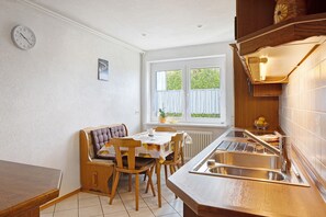 Dining - Apartment 'Panoramablick' with Private Terrace, Garden and Wi-Fi (Horben)