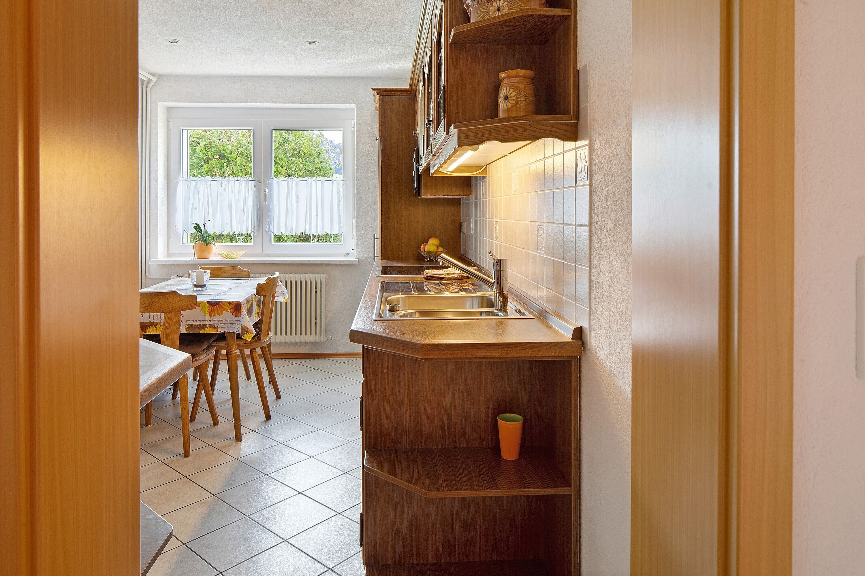 Wasserkocher mit Kaffee-/Teezubehör, Kühlschrank, Mikrowelle, Ofen