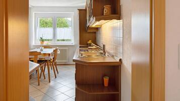 Wasserkocher mit Kaffee-/Teezubehör, Kühlschrank, Mikrowelle, Ofen