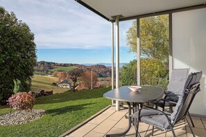 Outdoor dining - Apartment 'Panoramablick' with Private Terrace, Garden and Wi-Fi (Horben)