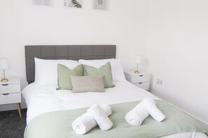 3 habitaciones, tabla de planchar con plancha, wifi y ropa de cama 