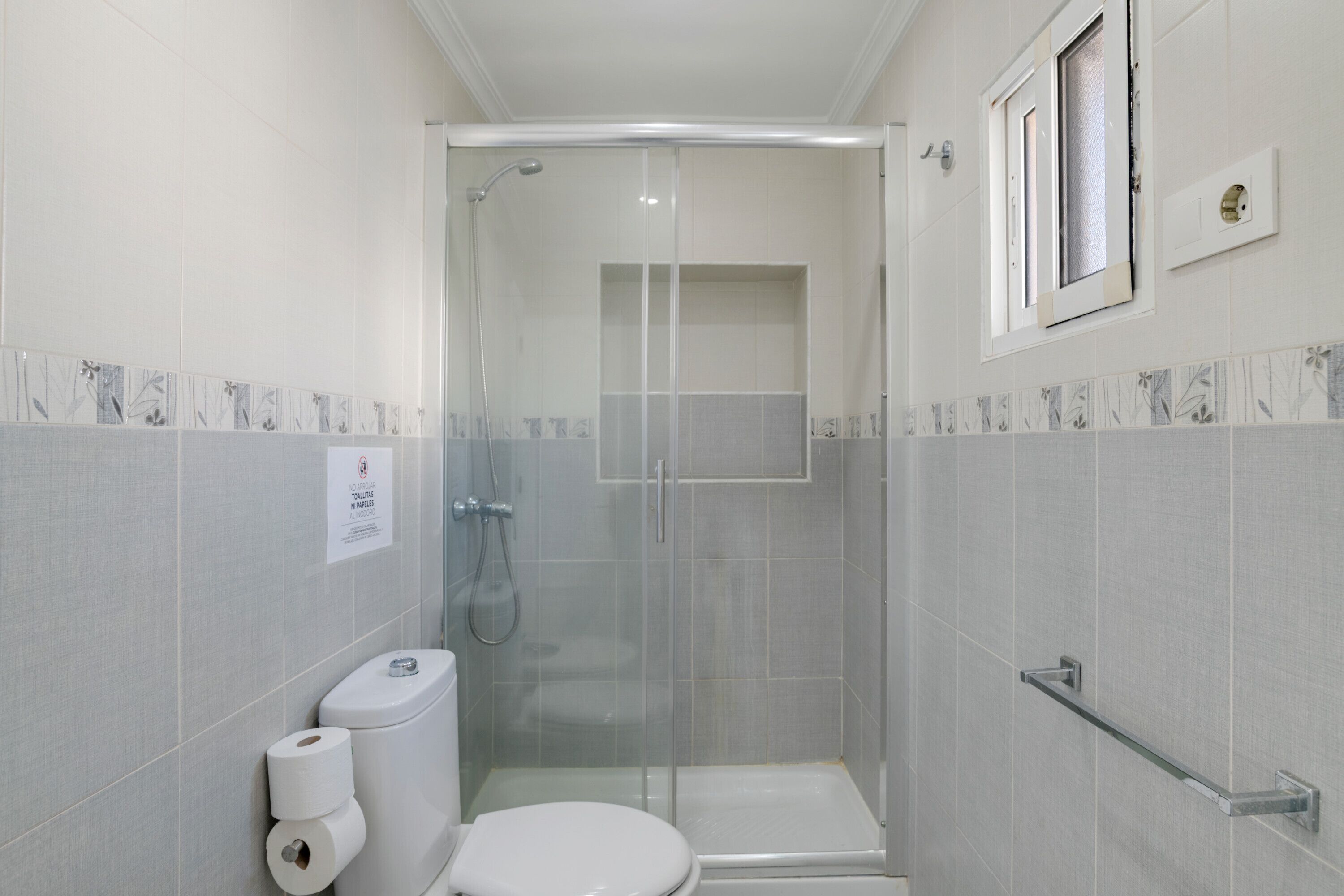 Ducha, secador de pelo y toallas