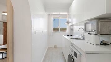 Frigorífico, microondas, placa de cocina y cafetera o tetera