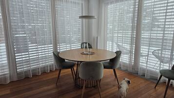 Deluxe Apartment, Mountain View | Dining room