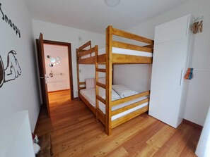 Deluxe Apartment, Mountain View | Iron/ironing board, free WiFi