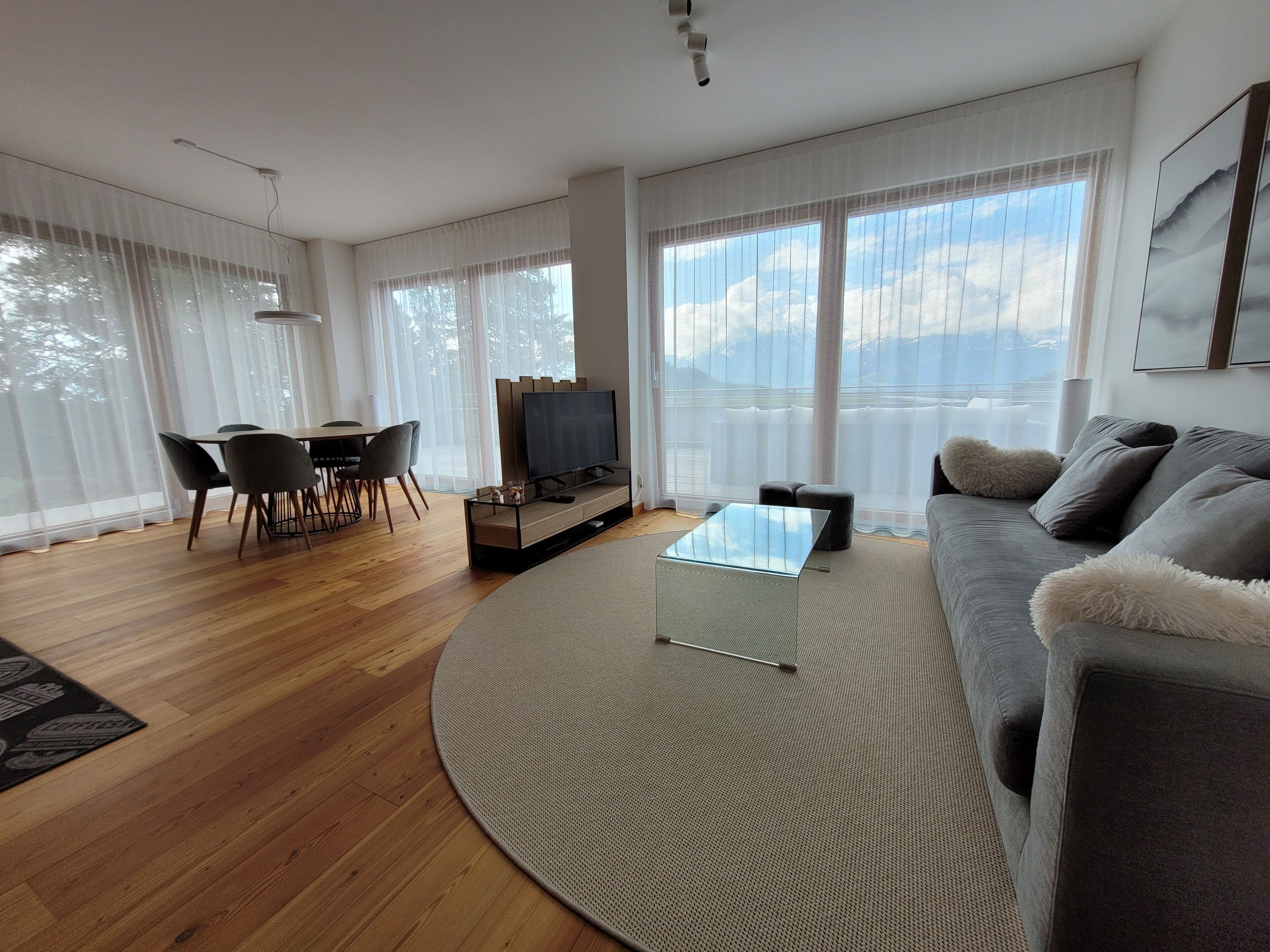 Deluxe Apartment, Mountain View | Living area | Flat-screen TV