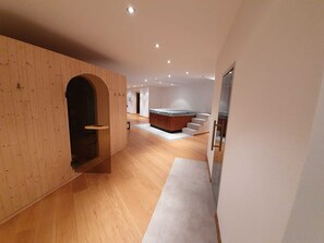 Indoor spa tub - Laax Alpine Lodge (Laax)