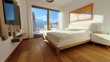 Deluxe Apartment, Mountain View | Iron/ironing board, free WiFi