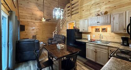 Cozy 2-bedroom cabin in tranquil Logan with AC