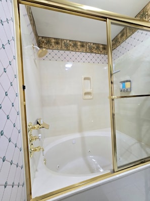 Shower, jetted bath, hair dryer, towels