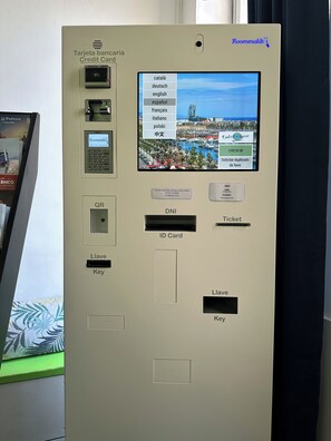 Reception - Central and Basic Universitat (Barcelona)