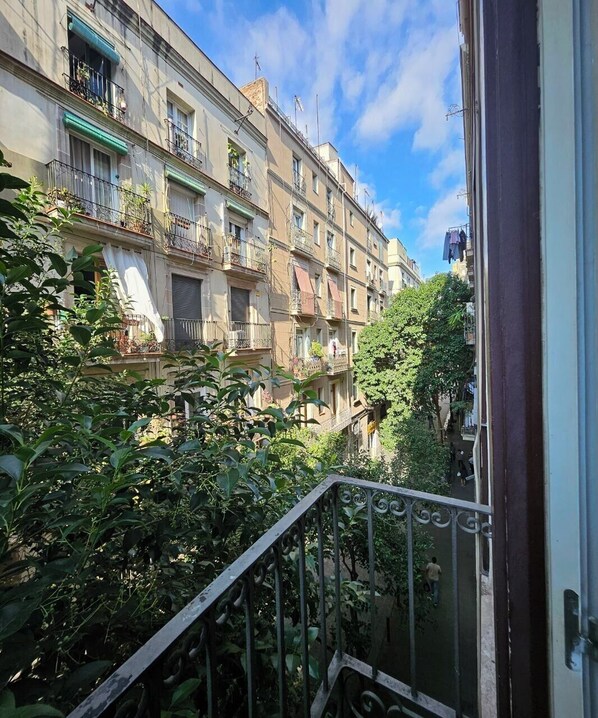 Twin Room, City View | Free WiFi - Central and Basic Universitat (Barcelona)