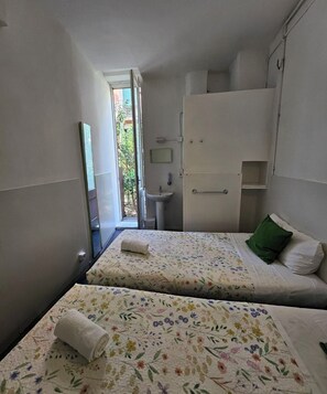 Twin Room, City View | Free WiFi - Central and Basic Universitat (Barcelona)