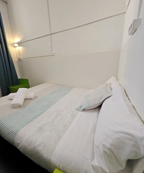 Standard Double Room, 1 Double Bed | Free WiFi - Central and Basic  Universitat (Barcelona)