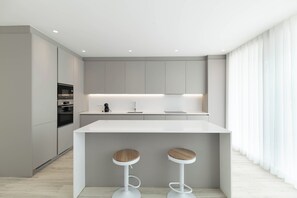 Réfrigérateur, four à micro-ondes, un four, surface de cuisson