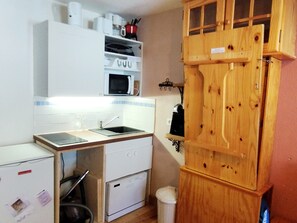 Réfrigérateur, micro-ondes, plaque de cuisson, lave-vaisselle