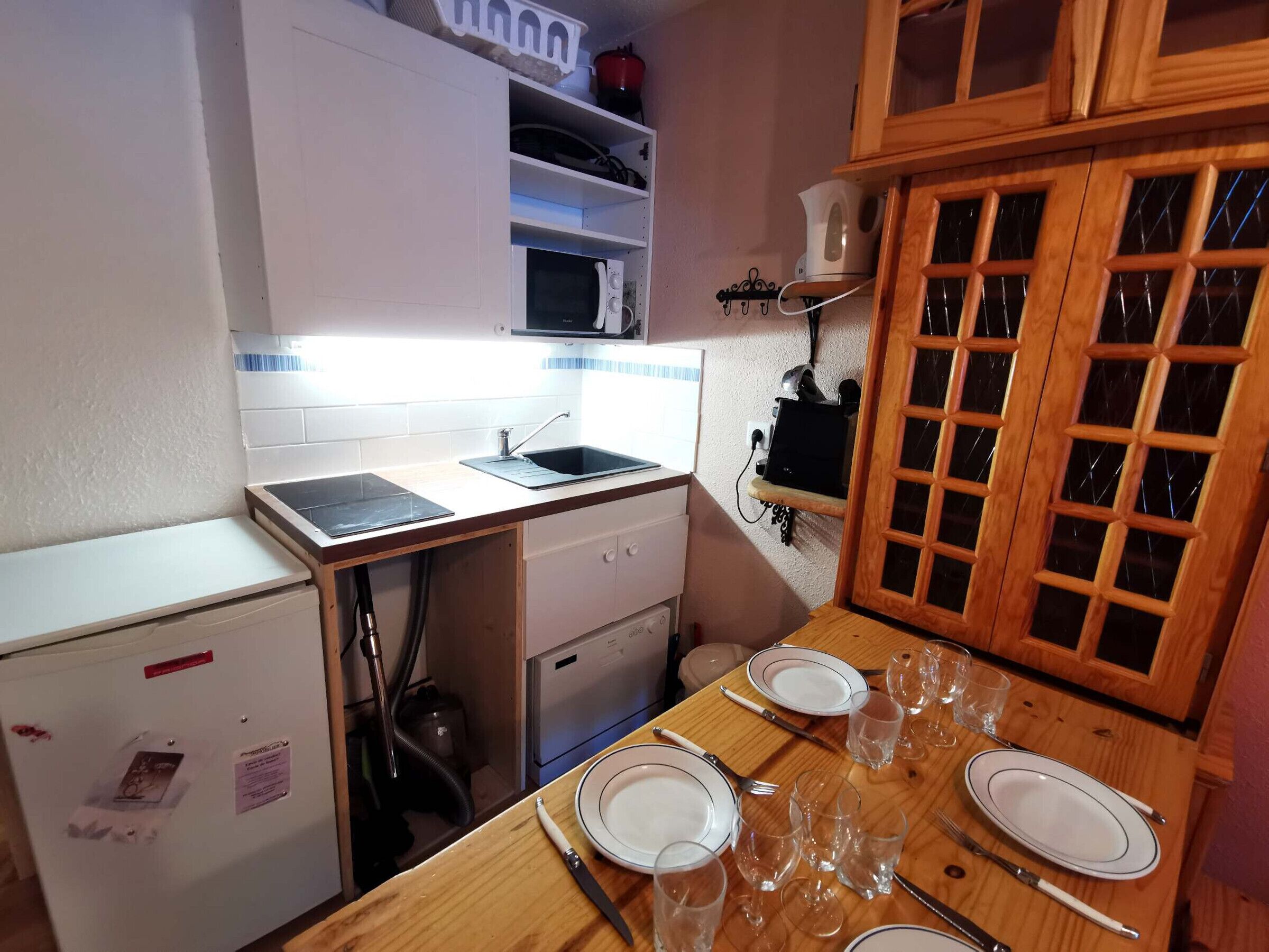 Micro-ondes, plaque de cuisson, lave-vaisselle, cafetière/bouilloire