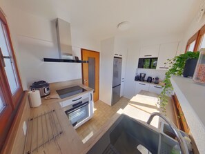 ثلاجة، ميكروويف، فرن، موقد طهي مسطح