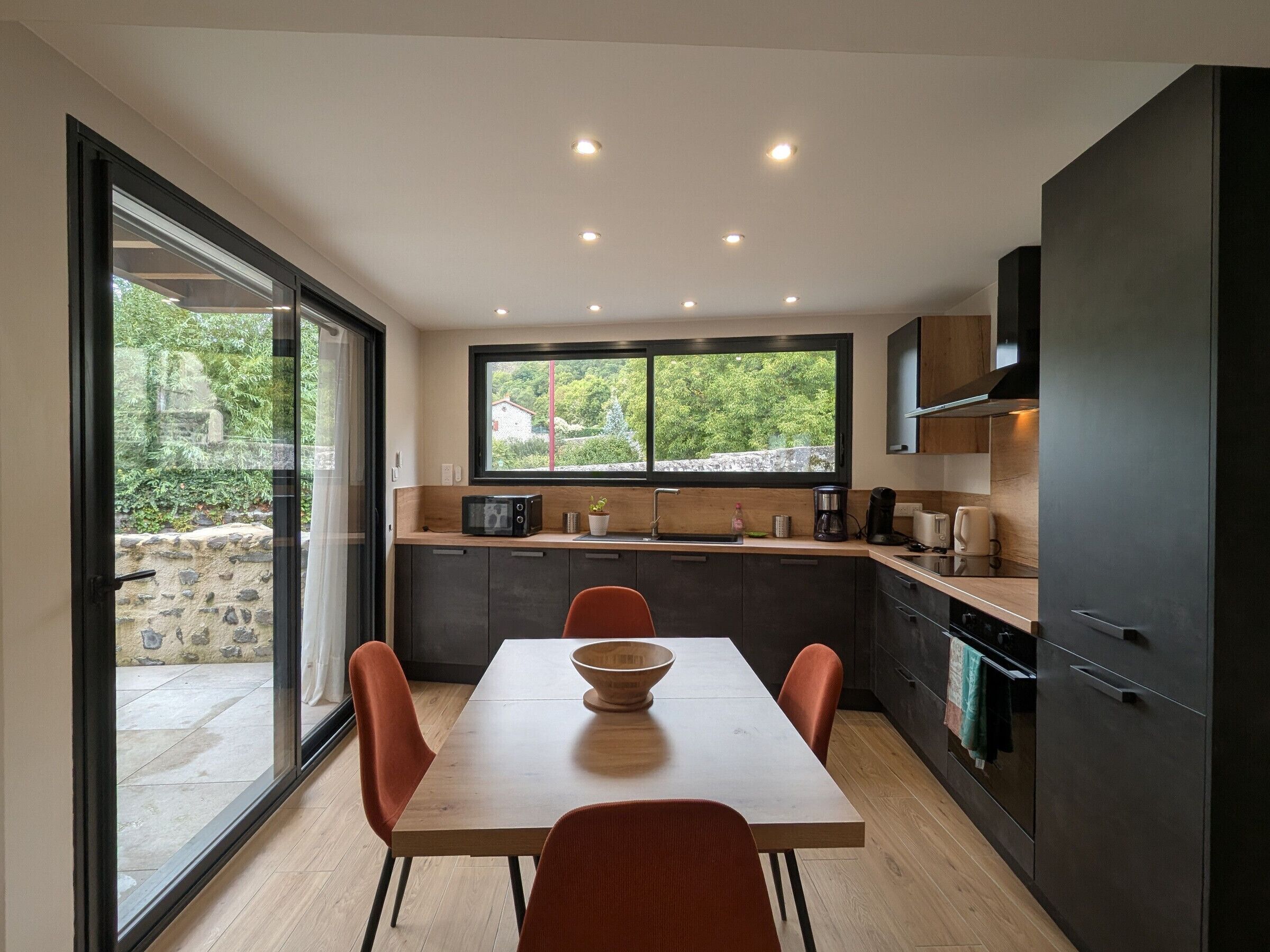 Een koelkast, een microgolfoven, een vaatwasser