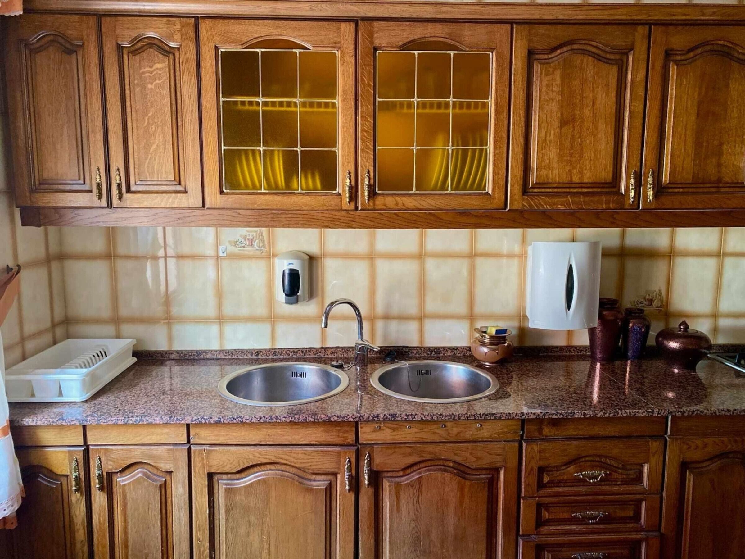 Een koelkast, een microgolfoven, een oven, een vaatwasser