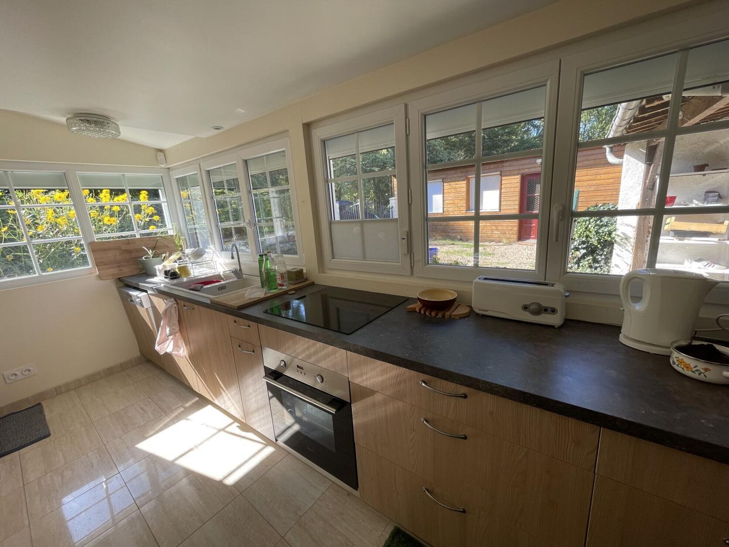 Réfrigérateur, four, lave-vaisselle, cafetière/bouilloire