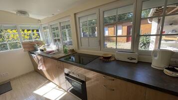 Réfrigérateur, four, lave-vaisselle, cafetière/bouilloire