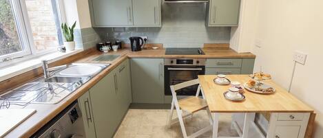 Lave-vaisselle, batterie de cuisine, vaisselle et ustensiles