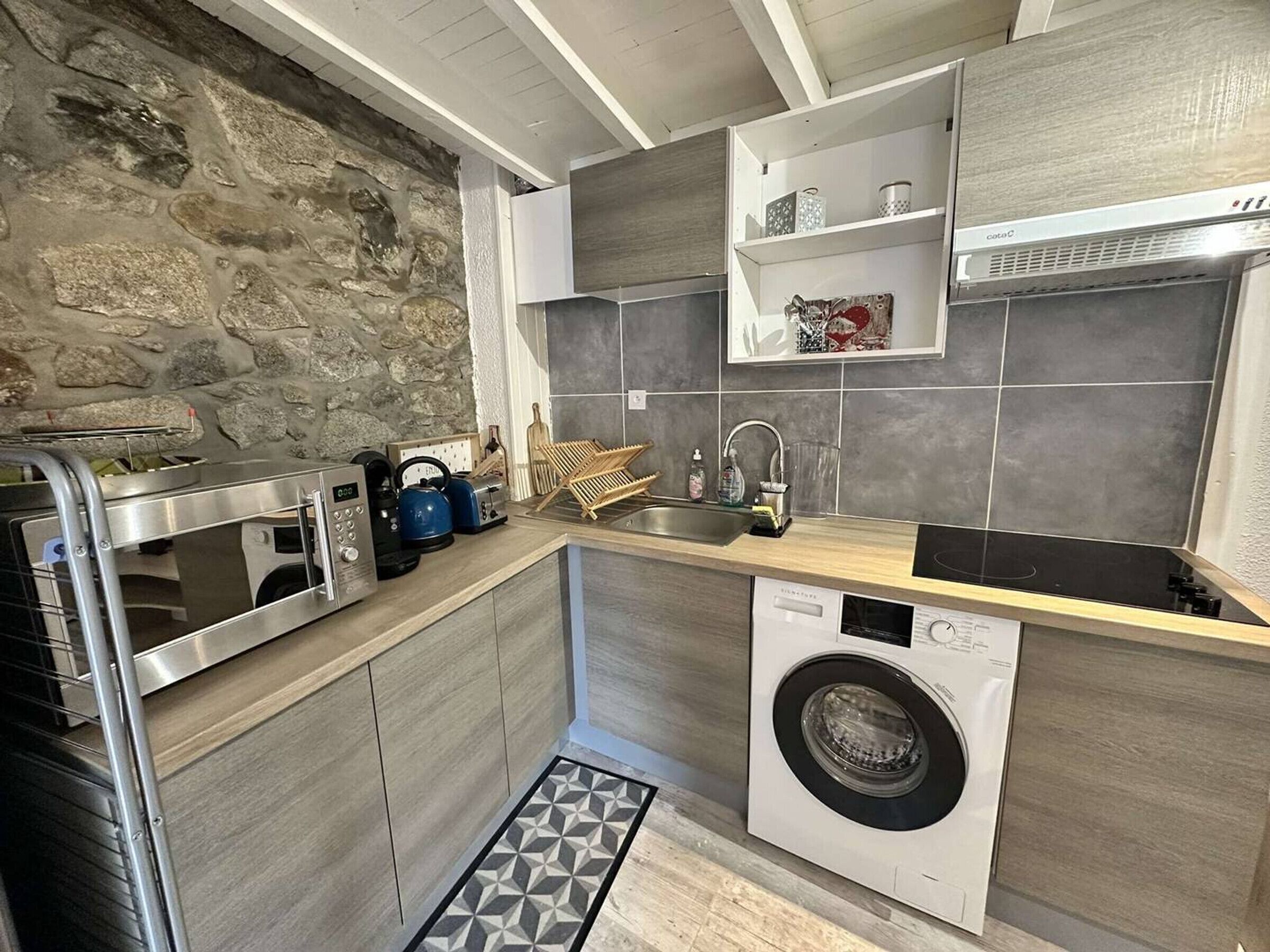 Kühlschrank, Mikrowelle, Wasserkocher mit Kaffee-/Teezubehör, Toaster